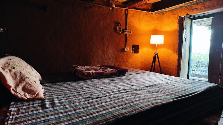 Chumba cha jadi cha Himalaya kinachofaa kwa ukaaji wa amani karibu na Rishikesh.