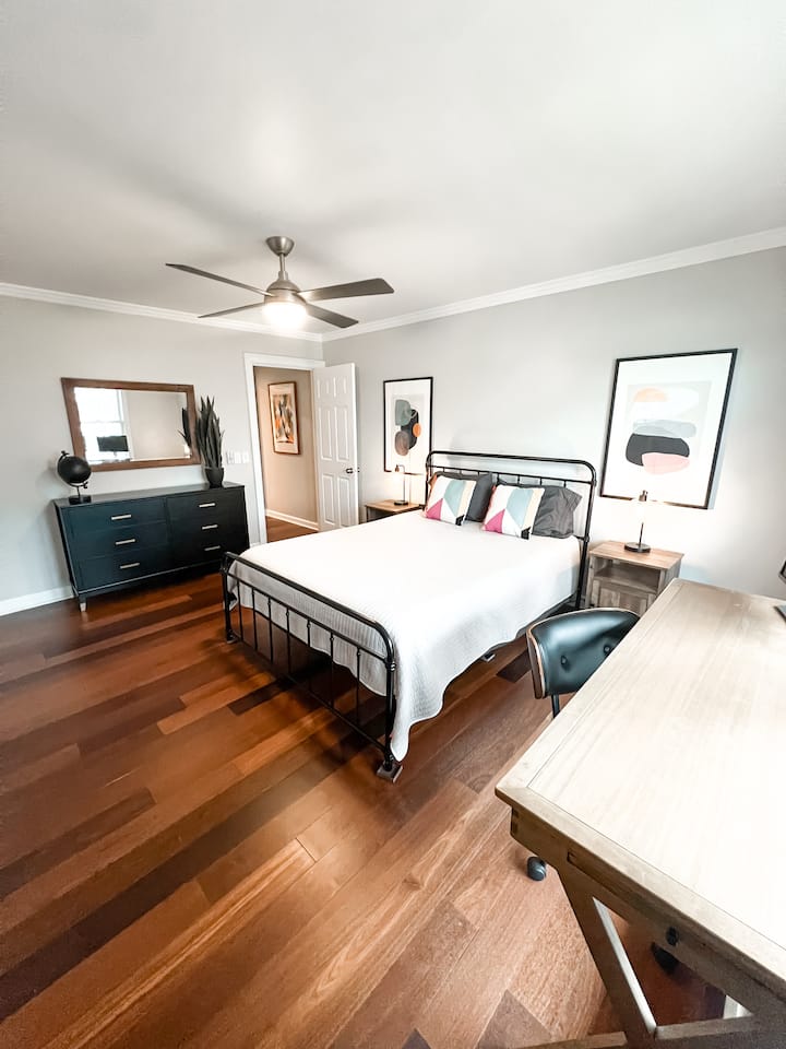 位于主层。 卧室门外的大厅设有1间全功能卫生间。 