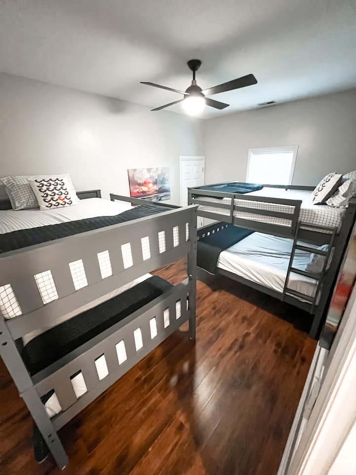 配备两张双人双层床。 位于低层。 全功能卫生间3与5号和6号卧室共用。 