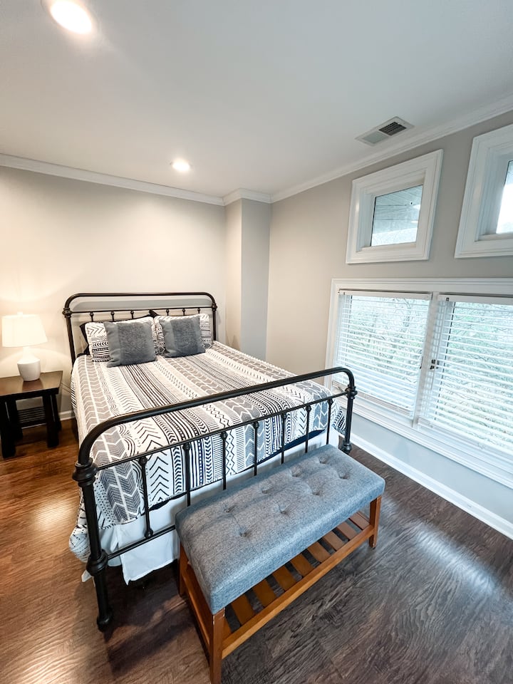 位于上层。 全功能卫生间2与2号卧室、3号和4号卧室共用。 