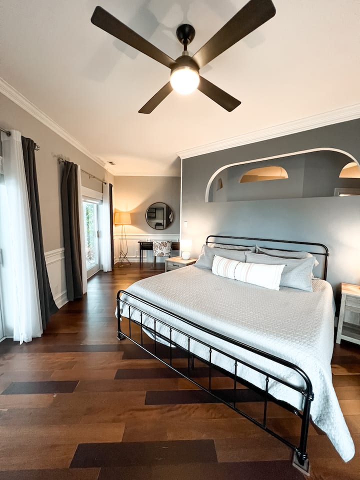 主卧位于底层，配有套内全功能卫生间。 有玻璃滑门，可直接从主人进入热水浴缸和泳池甲板。