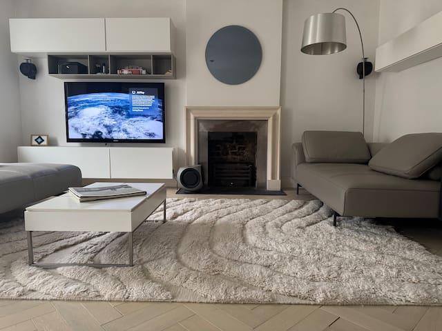 Bright & Spacious Living at Kensington Gardens