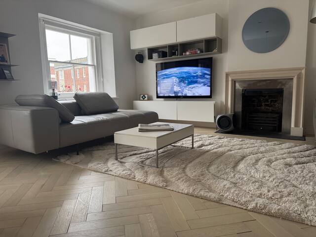 Bright & Spacious Living at Kensington Gardens gallery image 4