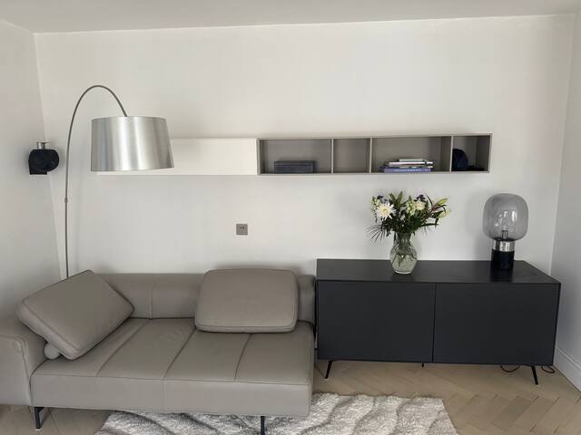 Bright & Spacious Living at Kensington Gardens gallery image 3