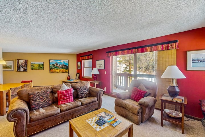 Ski-in/out 2br With Hot Tub, Pool & Gas Fireplace - Breckenridge, CO
