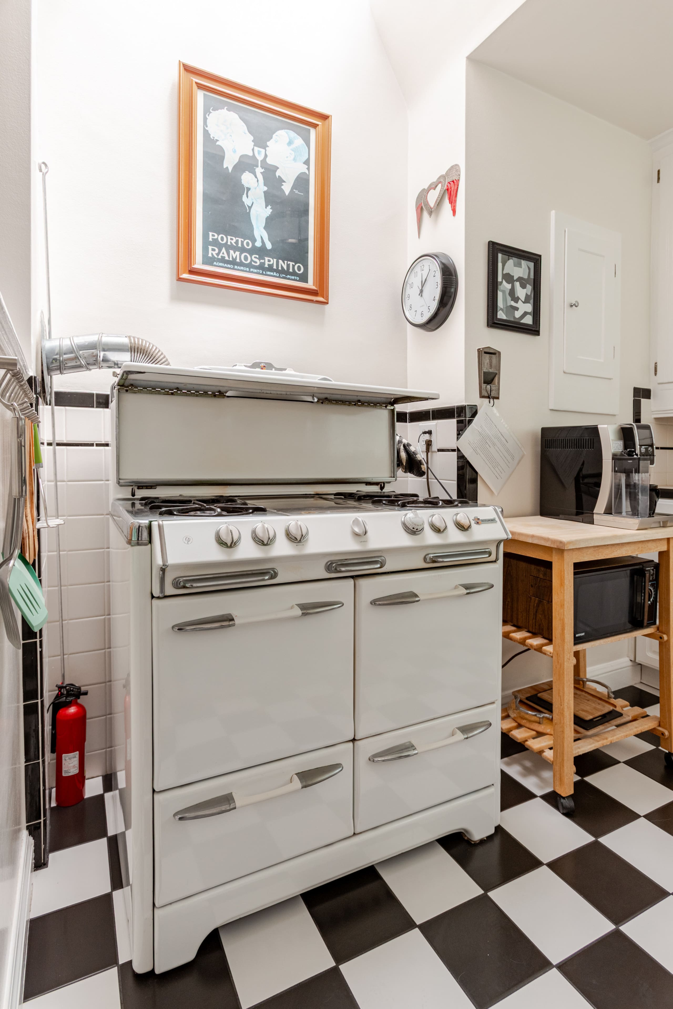 Home in San Francisco · ★4.95 · 2 bedrooms · 2 beds · 1 bath - Image 15