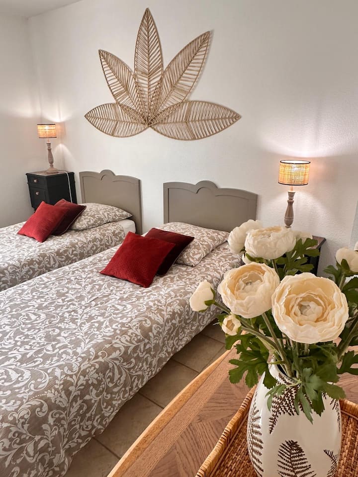 Room with two single beds, dresser, and large closet – Roucas Villa – Domaine de Pont Royal 
