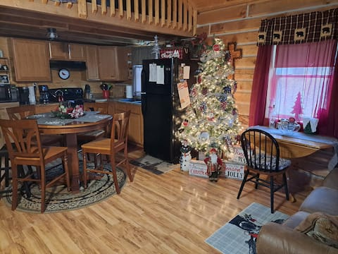 Cardinal Cabin,HotTub wifi minutes from park& pass