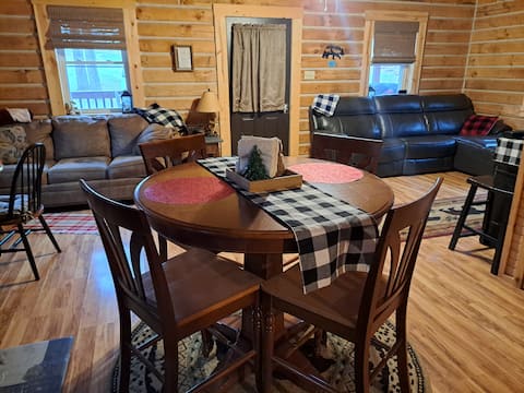 Cardinal Cabin,HotTub wifi minutes from park& pass