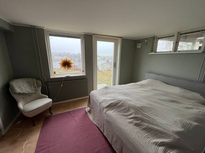 غرفة نوم في الطابق السفلي