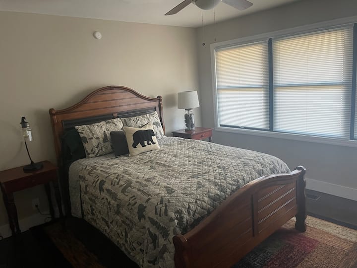Segundo dormitorio grande con TV de pantalla plana y cama tamaño queen.