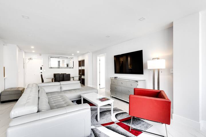 On the BEACH-Large Pool-Tiki Bar-No resort fee gallery image 3