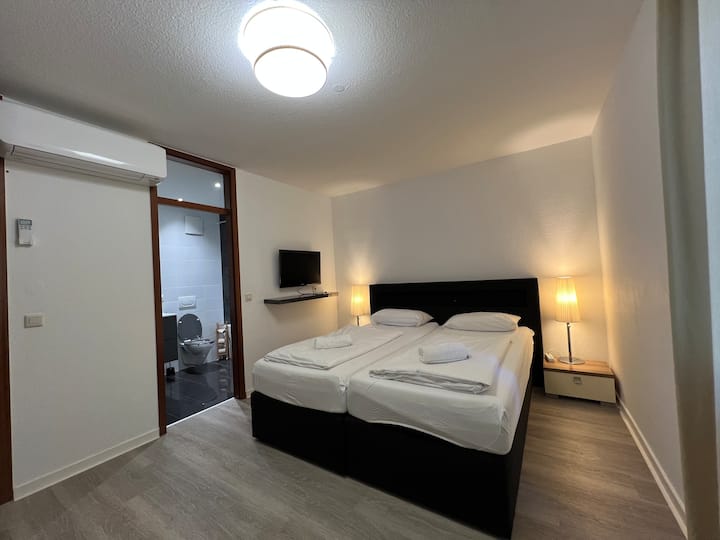 主卧带套内卫生间