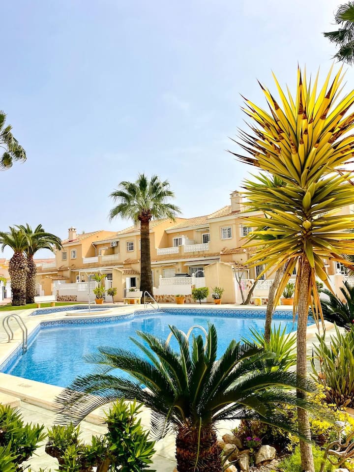 Precioso Chalet Con Barbacoa Y Piscina Comunitaria - Torrevieja