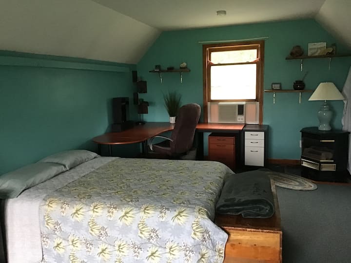 ห้องนอน/พื้นที่ทำงานพร้อมเตียงควีนไซส์เครื่องปรับอากาศและวิวที่ดีที่สุดจากระเบียงเล็กๆ!