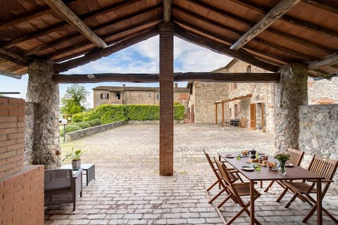 Villa with swimming pool overlooking the Tuscan hills