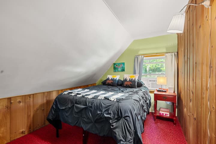 Recámara loft con cama matrimonial y colchón individual en el piso del clóset (con capacidad para 3 personas). Cortinas opacas.