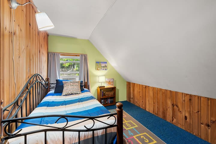Recámara tipo loft con cama nido (otra cama individual se despliega desde abajo); capacidad para 2 personas. La habitación tiene cortinas opacas.