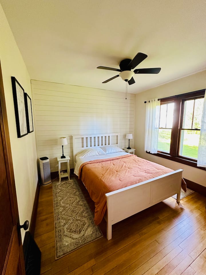 חדר שינה בקומה הראשונה עם מזרן קווין סייז של Casper