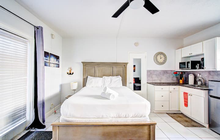 303. Large Ground Floor Studio 1 Block To Beach - Beach, Fort Lauderdale