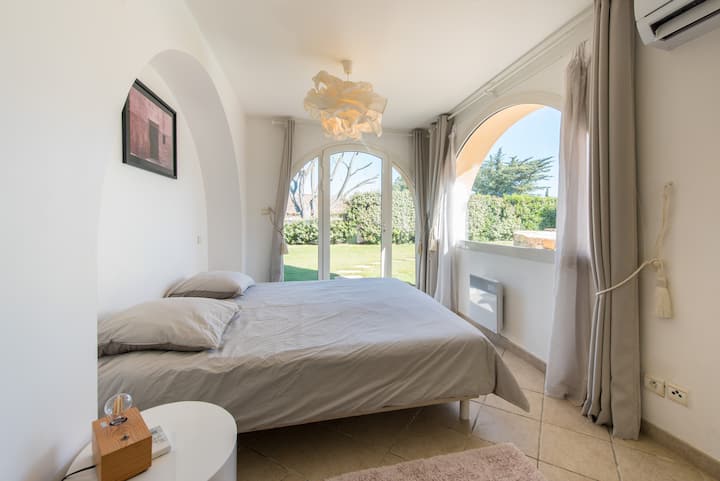 Habitación 2 (planta 0), con baño privado e inodoro.  