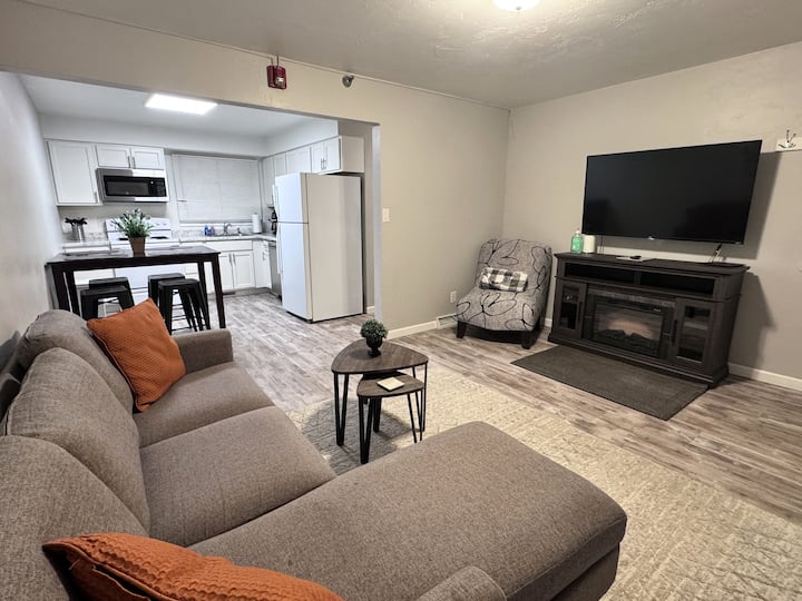 Fully Equipped 2br | Downtown Appleton - Appleton, WI