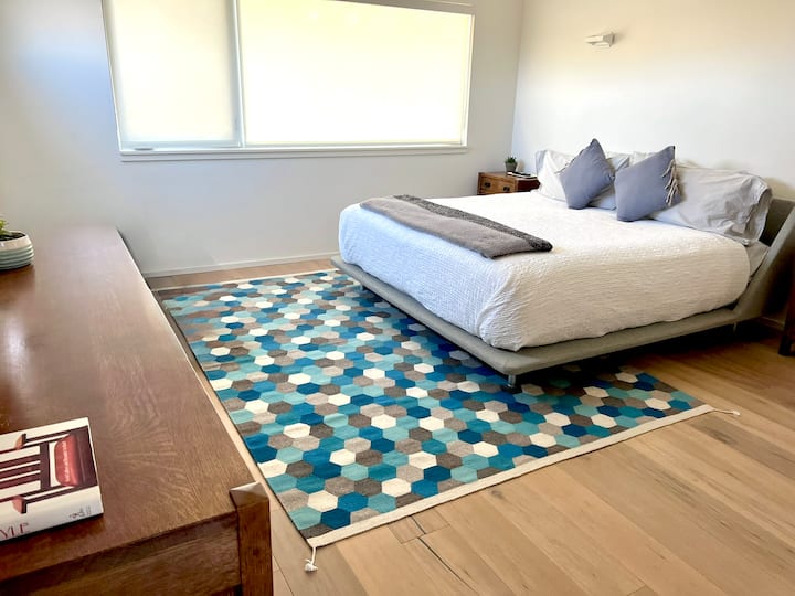 Dormitorio principal grande con ventanas grandes, mucha luz, TV inteligente plana de 55pulgadas y baño privado.  