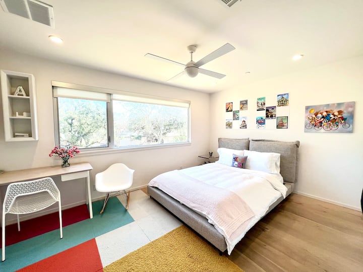 Arriba, segunda habitación de invitados con cama tamaño queen y ventanas extragrandes. 
