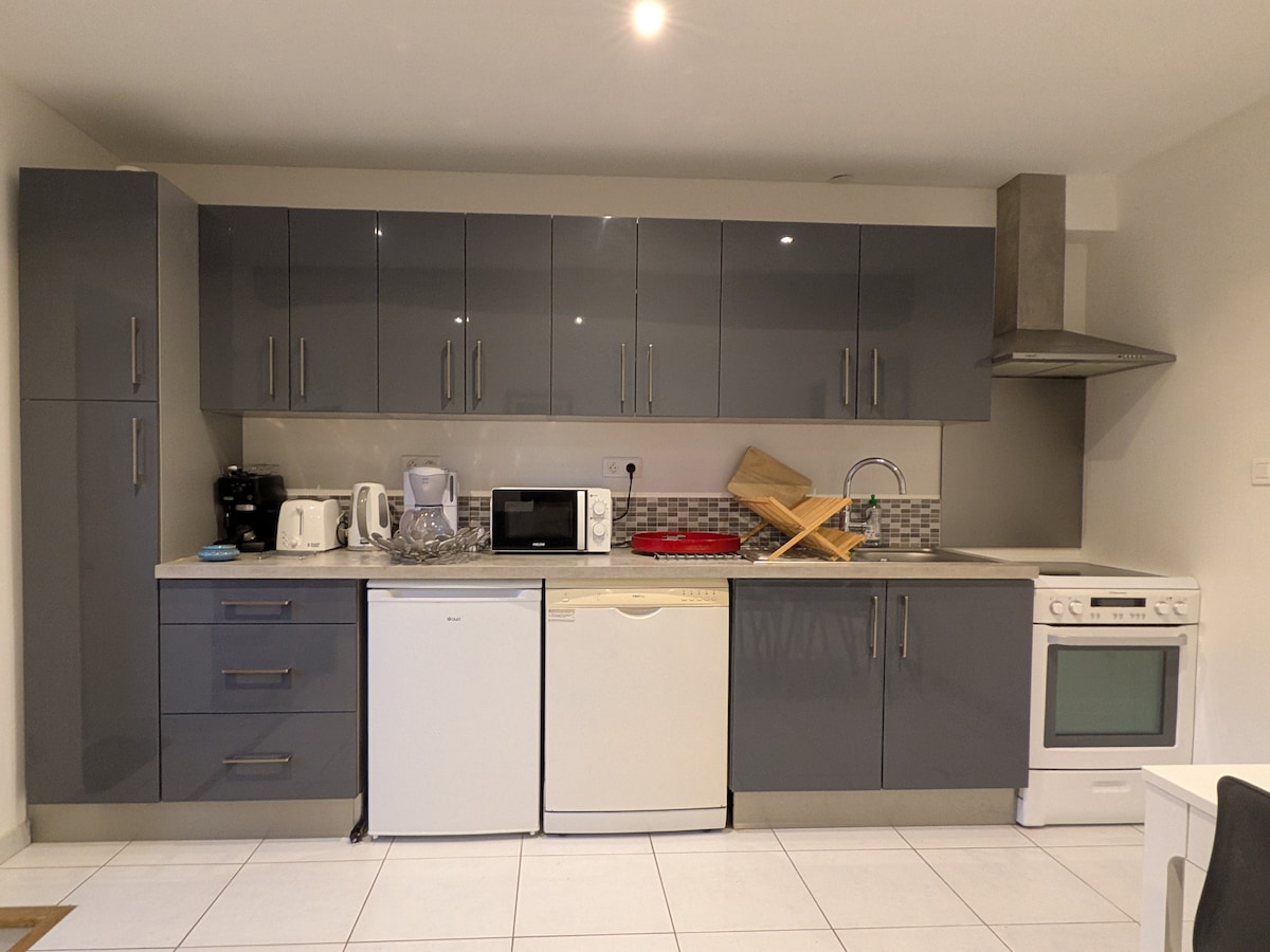 مطبخ مجهز: غسالة أطباق وموقد كهربائي ومحمصة خبز وغلاية وماكينات قهوة تقليدية وماكينة إسبريسو. الغسالة متوفرة في سقيفة خارجية.