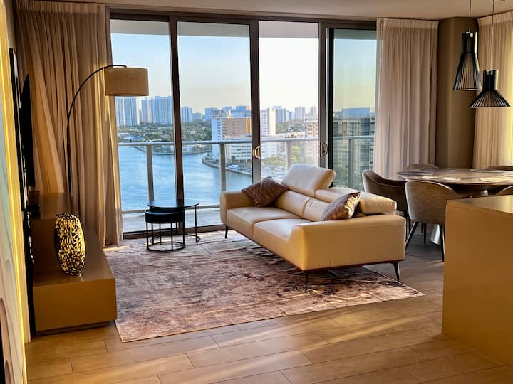 ห้องนั่งเล่นที่สว่างและทันสมัย – สมาร์ททีวี ลำโพงเสียง และที่นั่งมากมายสำหรับคืนชมภาพยนตร์กับครอบครัว