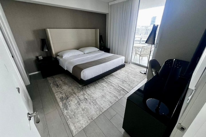 ห้องมาสเตอร์สวีทพร้อมเตียงคิงไซส์ + วิวที่โดดเด่น – ตื่นมาพร้อมกับวิวทะเลที่สวยงาม
