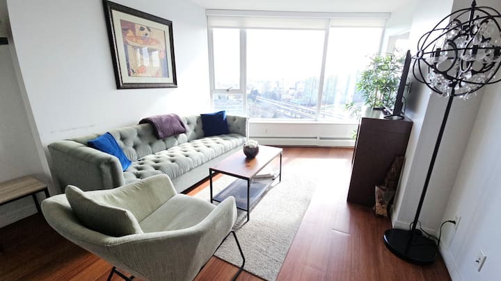Modern 1br Dt Unit, Great Views, Free Parking/pool - North Vancouver