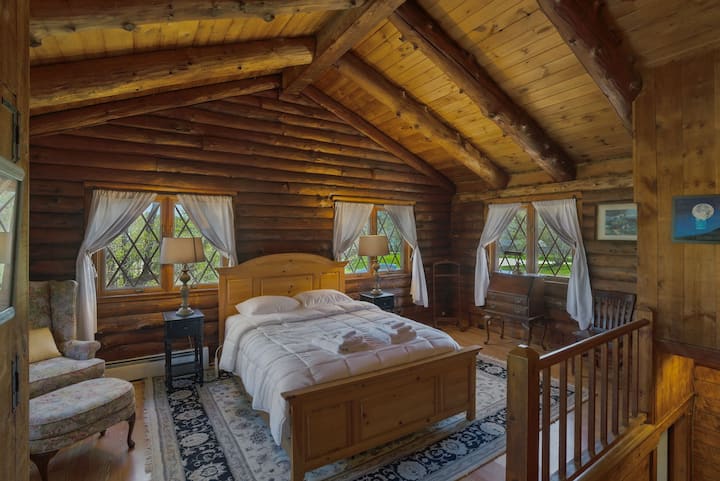 Monadnock room- a spacious rustic romantic room over the kitchen. Private bath and sitting area.  Airy breezy and fun.