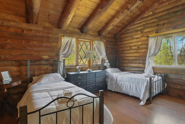 Dublin Room, 2 twin beds on 2nd floor