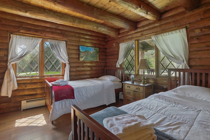 Wilton Room: One of the 2 twin bed rooms on the ground floor.