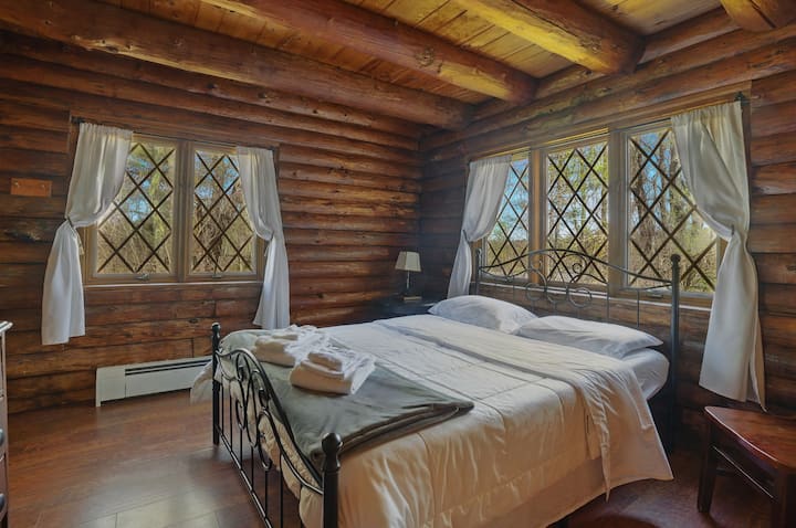 Harrisville Bedroom, 1 queen bed on the ground floor