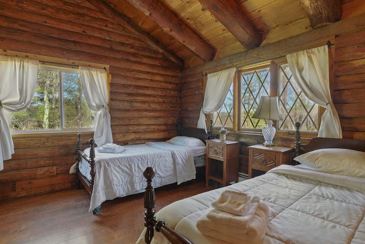 Jaffrey Room, 2 twin beds on 2nd floor