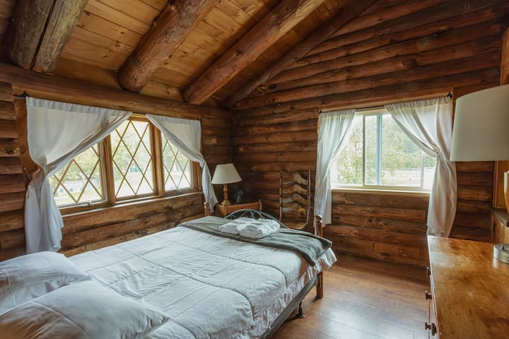 Greenfield Room 2nd floor queen bed room