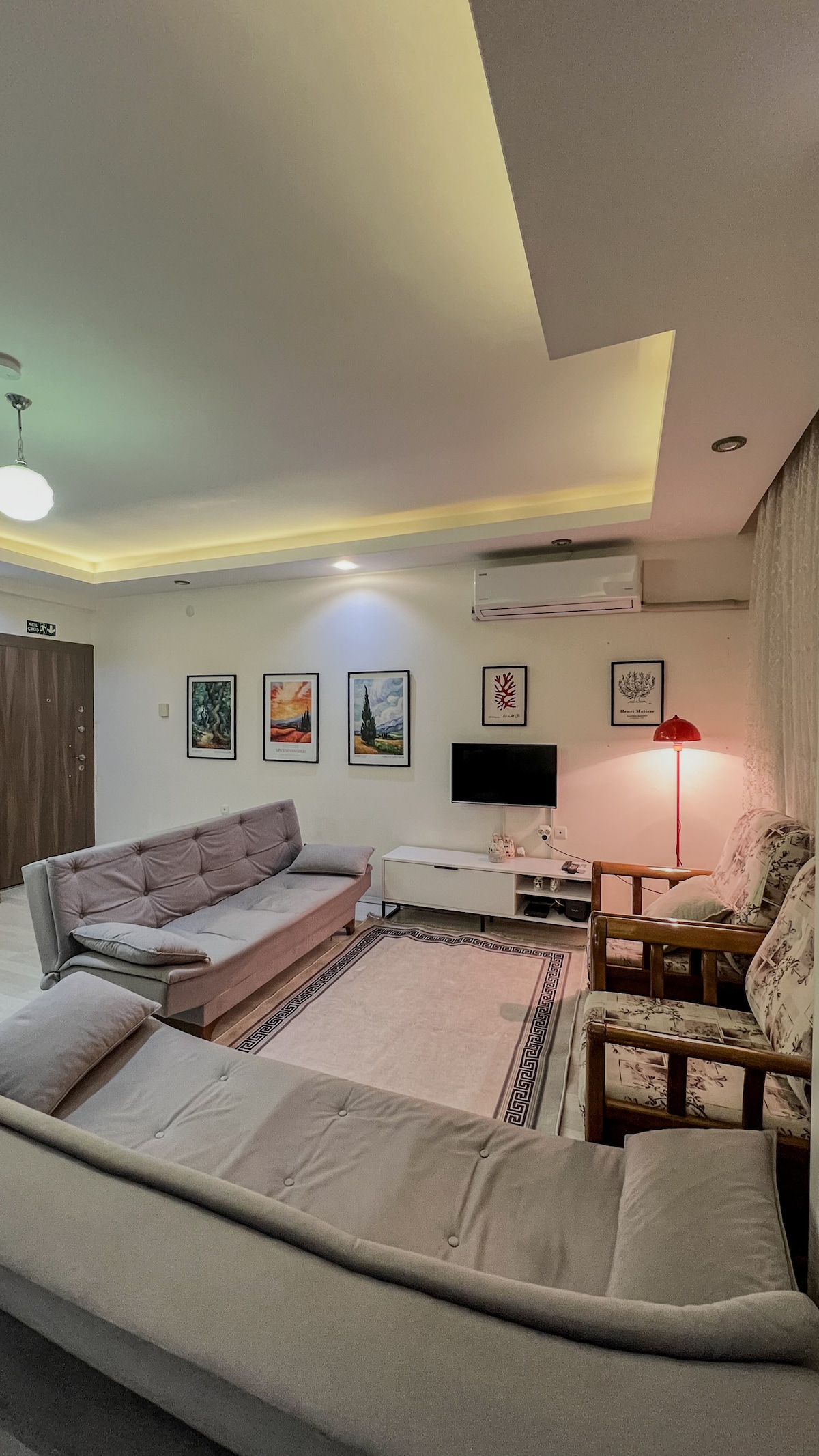 Deniz kenarında ev ve havuz