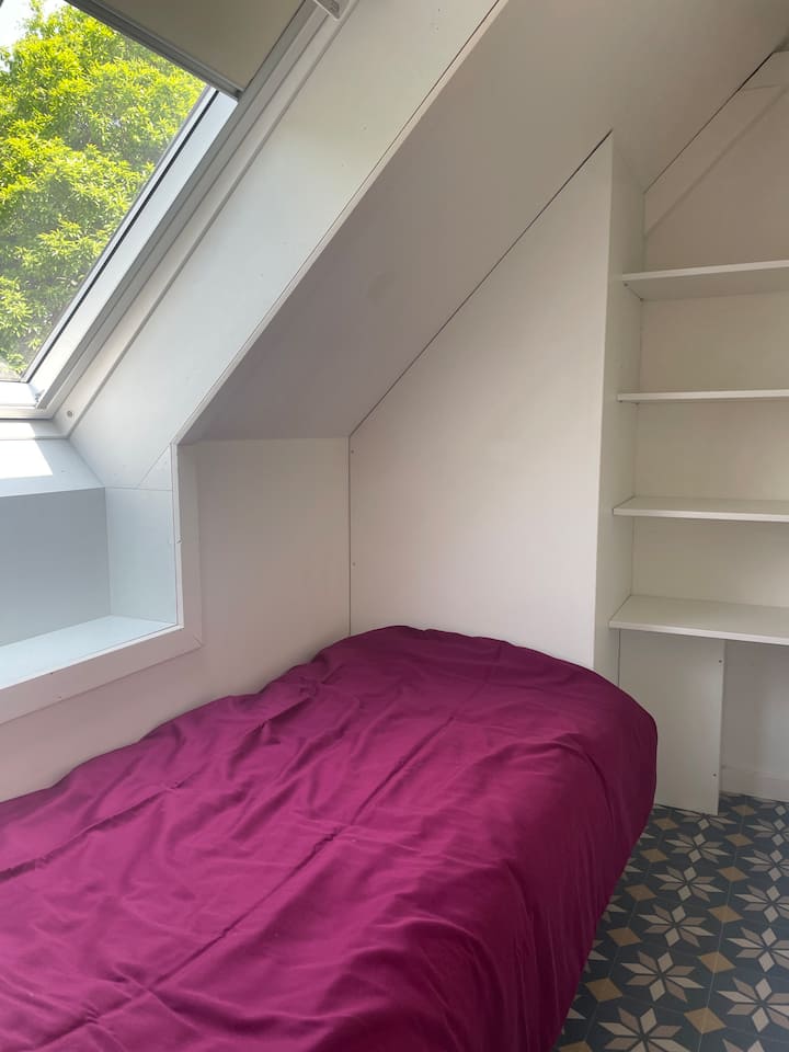 Ეს „ პატარა “ საძინებელი 1 ერთადგილიანი საწოლით ( 80 × 200 სმ. ) ძალიან კომფორტულად არის მოწყობილი, შეზღუდული ზომების მიუხედავად. 
Ბაღის ხედი იშლება. Ფანჯარა შეიძლება 100% -ით ჩაბნელდეს. 
