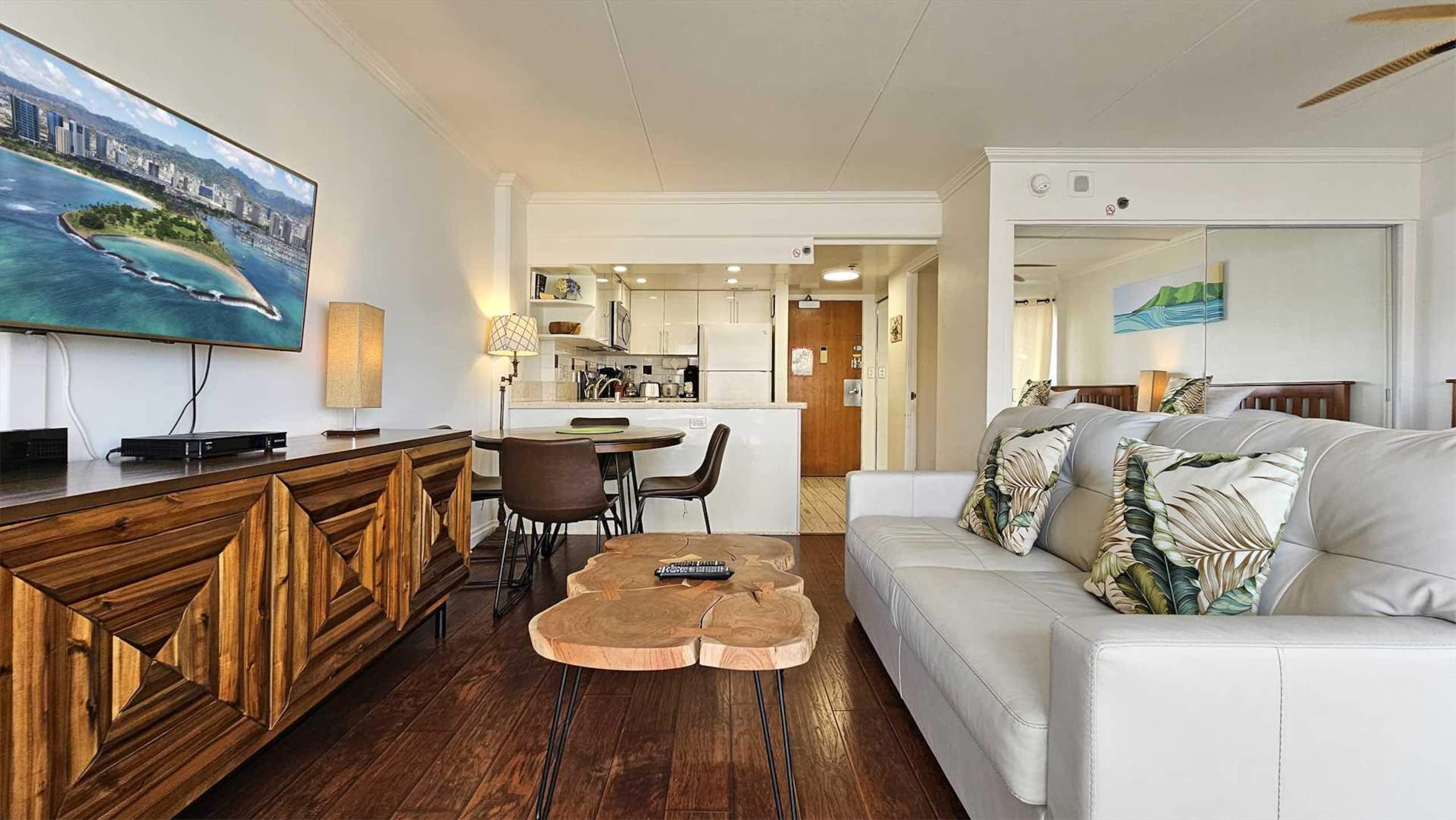 Condo in Waikiki · ★4.71 · 1 bedroom · 3 beds · 1 private bath - Image 4