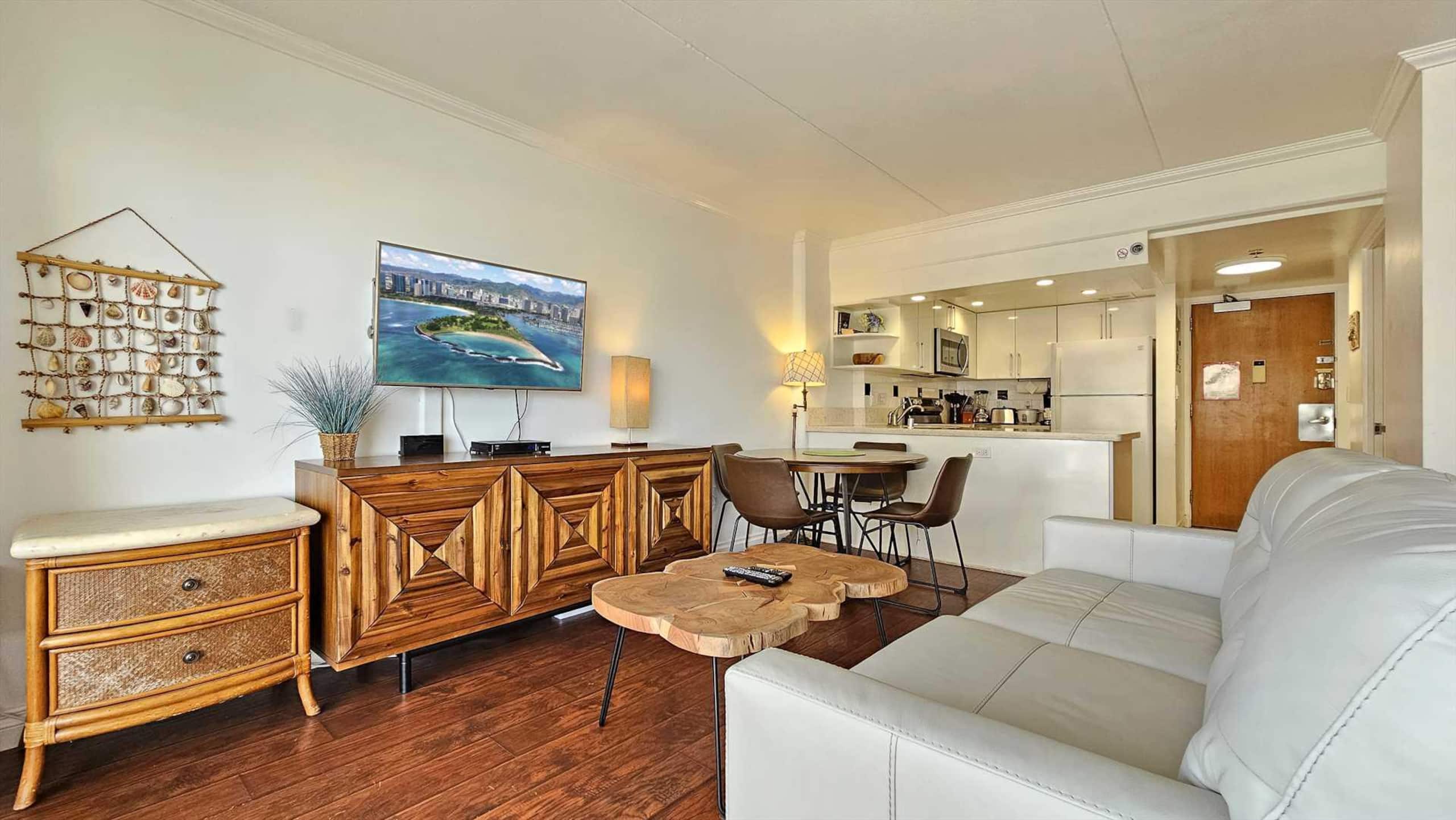 Condo in Waikiki · ★4.71 · 1 bedroom · 3 beds · 1 private bath - Image 2
