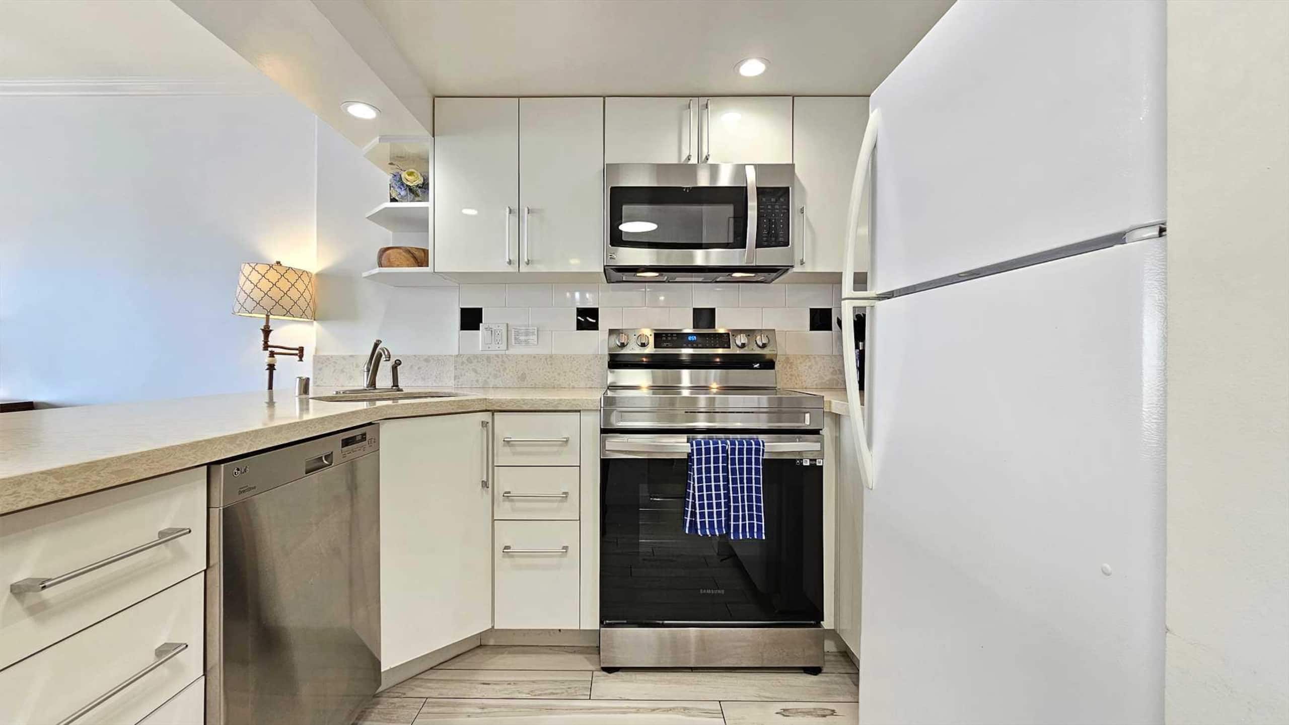 Condo in Waikiki · ★4.71 · 1 bedroom · 3 beds · 1 private bath - Image 18