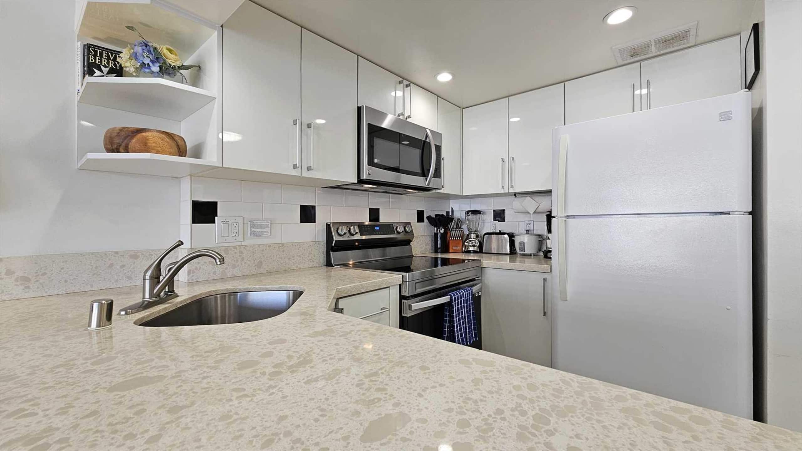 Condo in Waikiki · ★4.71 · 1 bedroom · 3 beds · 1 private bath - Image 17