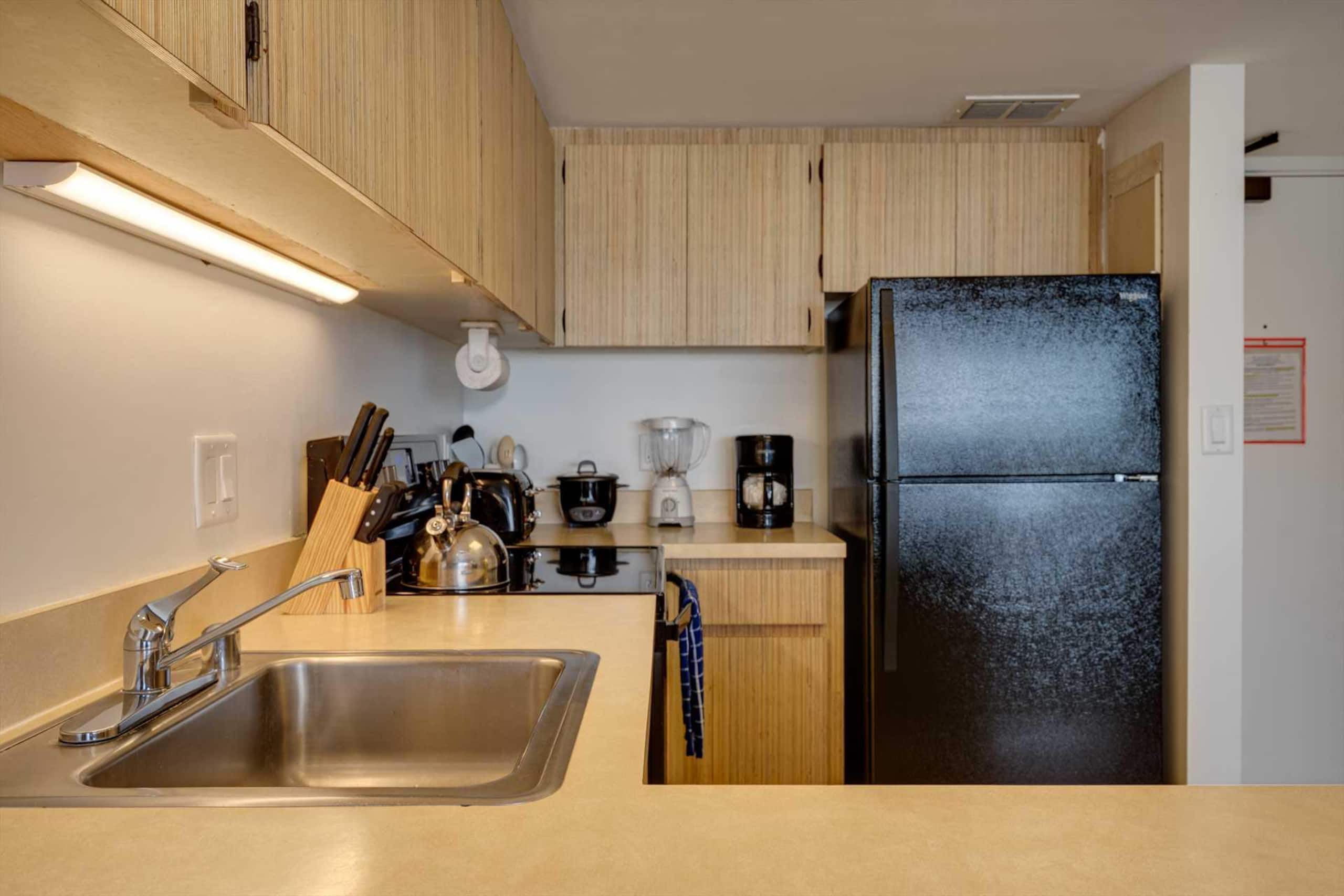 Condo in Waikiki · ★4.42 · 1 bedroom · 2 beds · 1 private bath - Image 7