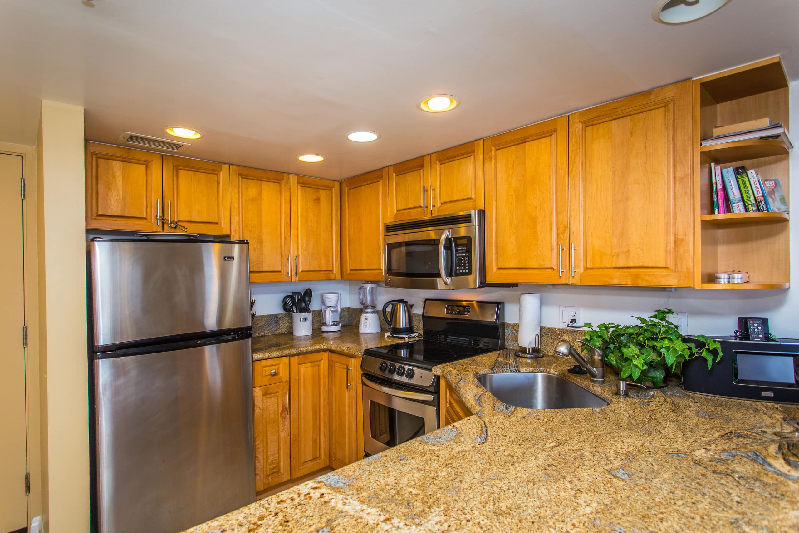 Condo in Waikiki · ★4.77 · 1 bedroom · 2 beds · 1 private bath - Image 21
