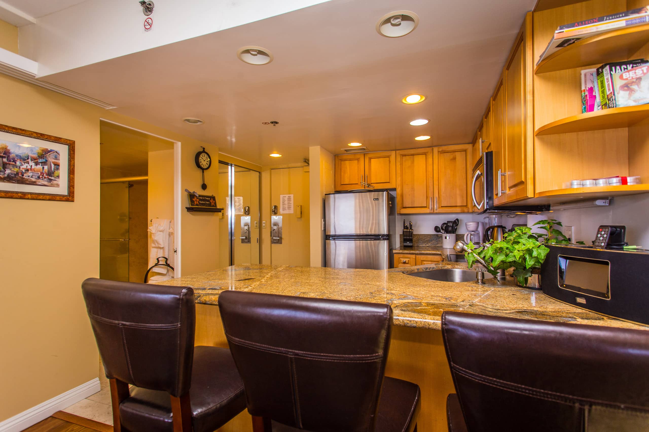 Condo in Waikiki · ★4.77 · 1 bedroom · 2 beds · 1 private bath - Image 19
