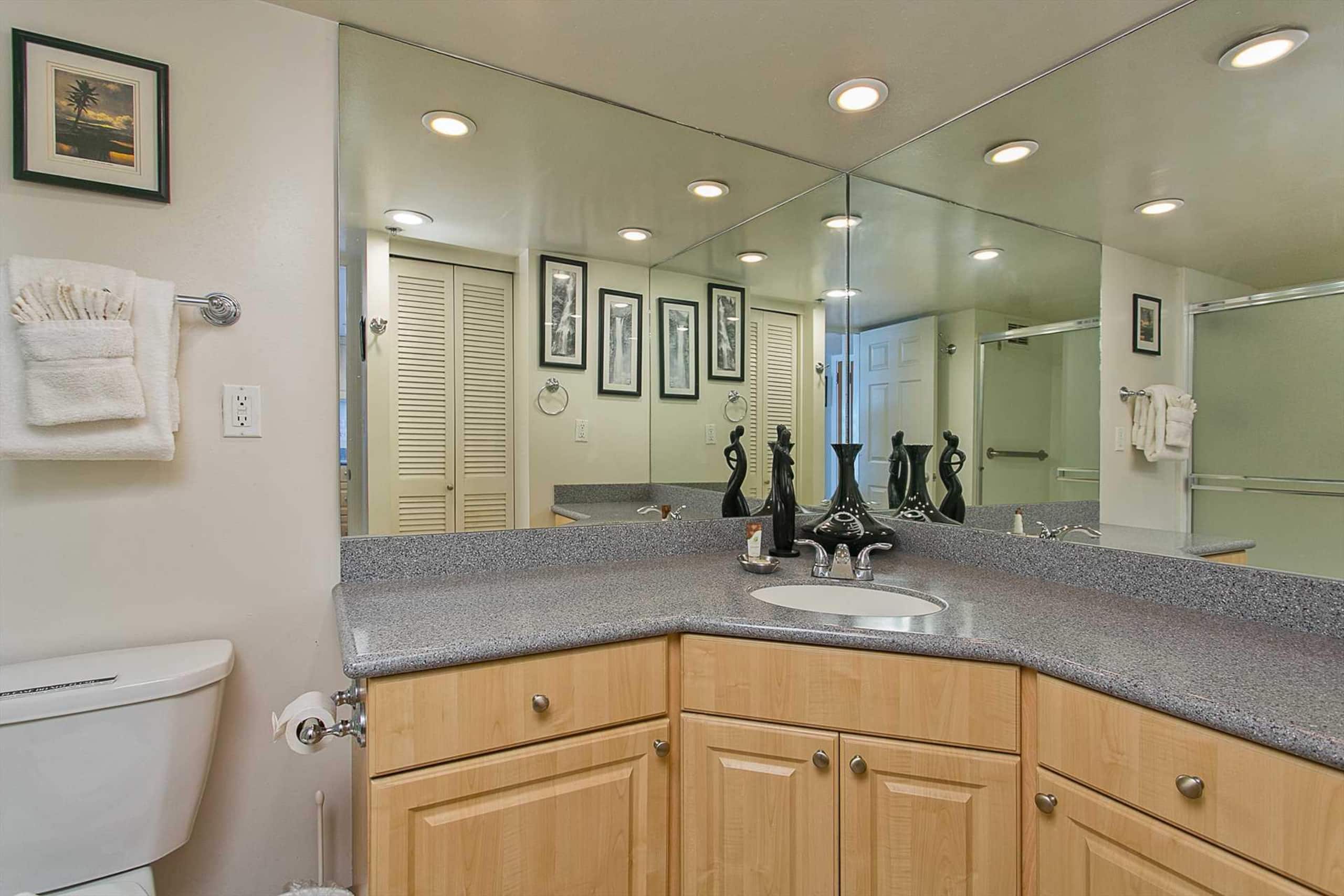 Condo in Waikiki · ★4.81 · 1 bedroom · 2 beds · 1 private bath - Image 13