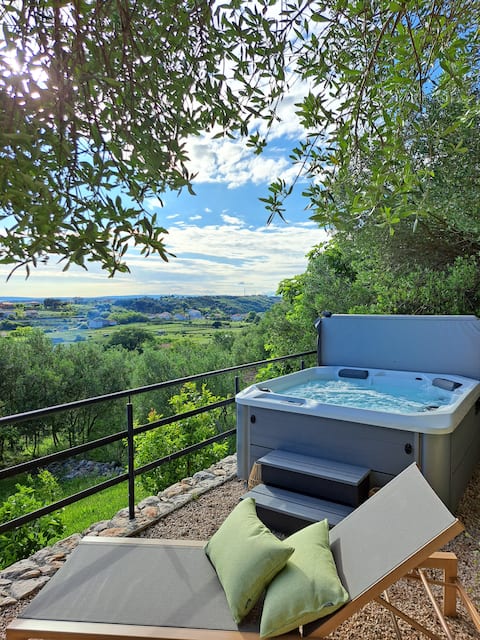 Renovated old house with hot tub-peaceful hideout