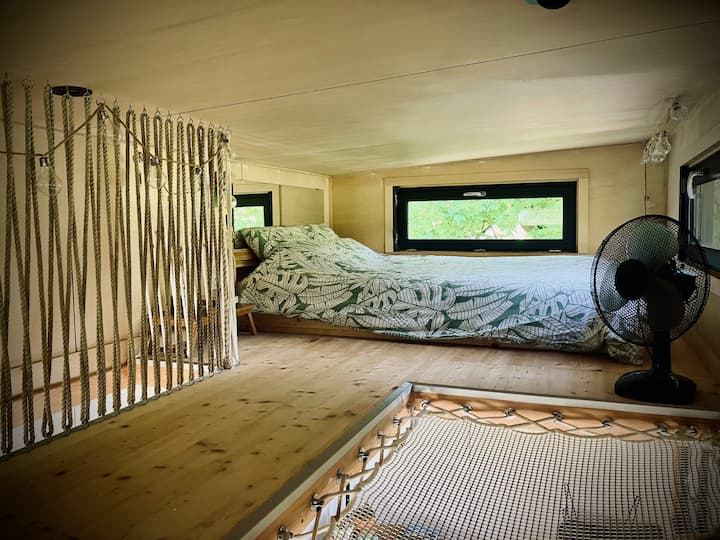 מיטה זוגית (140x200) שאליה ניתן לחבר מיטת תינוק לרצפה במידת הצורך.
יש וילונות האפלה ומצעים. 